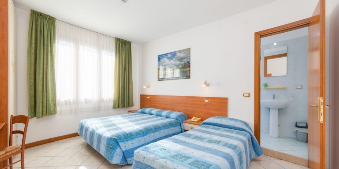 Camera Tripla con Letto Matrimoniale Albergo Nuova Aurora